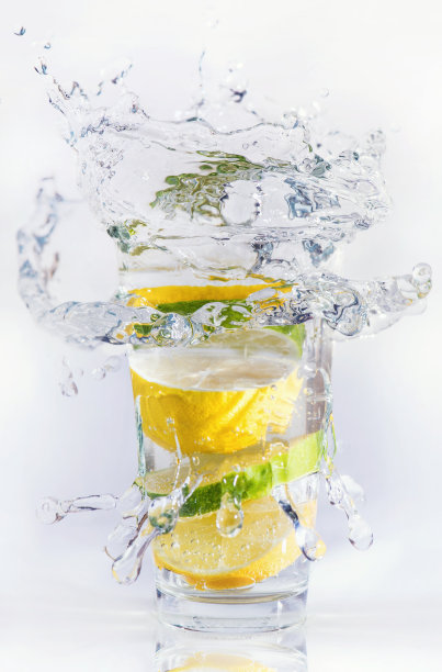 玻璃杯里有柠檬和酸橙。饮料的概念和概念图片下载