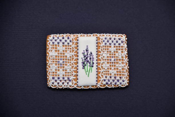 长方形的饼干与皇家糖霜开放与薰衣草。图片下载