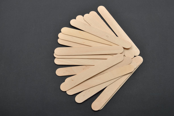 许多木制刮刀用于在黑色背景上脱毛蜡图片下载