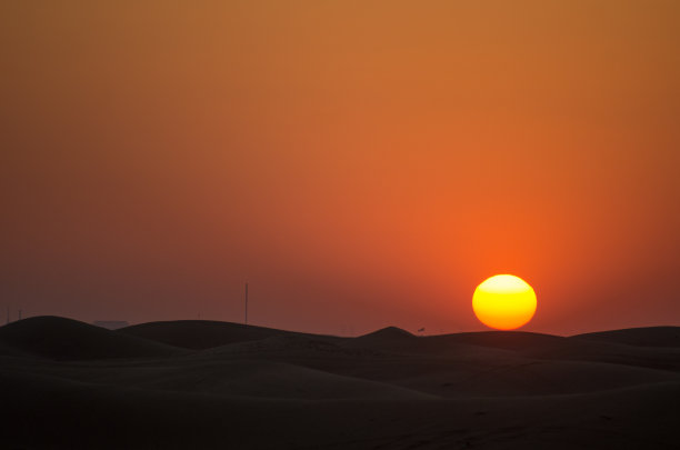 迪拜沙丘上的红色日落图片下载