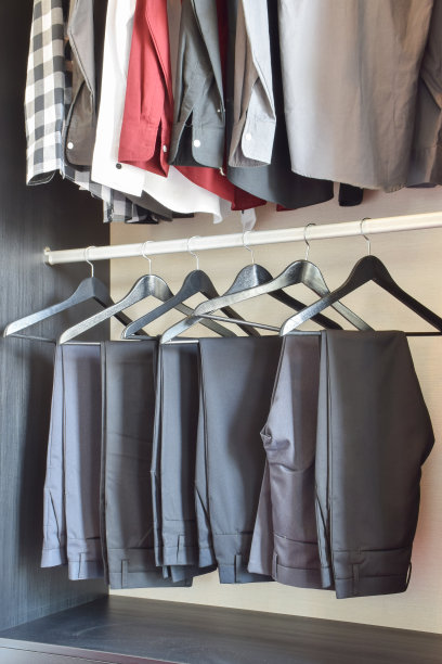 挂在衣柜里的一排裤子和衬衫图片下载