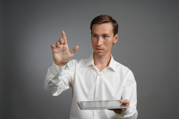 用平板电脑的年轻人使用虚拟界面工作图片下载