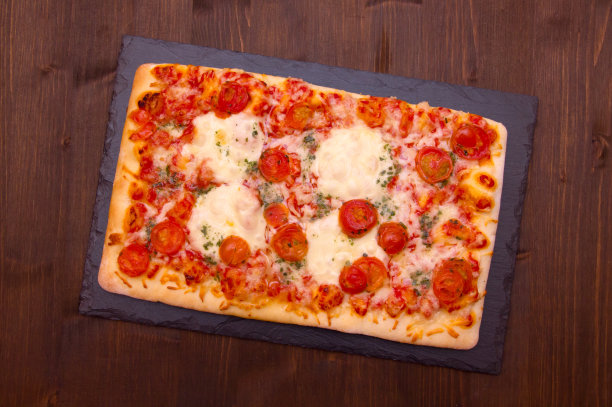 披萨放在木板板上图片下载