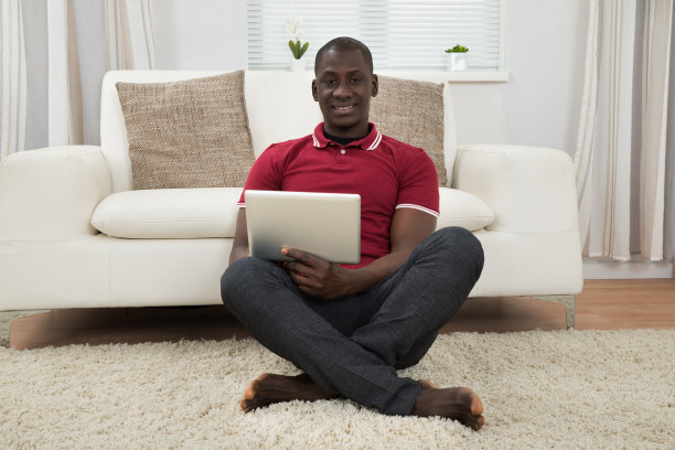 非洲年轻人使用数字平板电脑图片下载