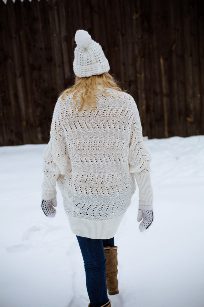 女孩走在屋后院里图片下载