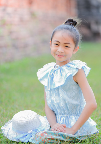 可爱的亚洲女孩穿着泰国服装。图片下载