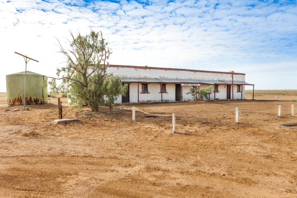 南澳大利亚内陆的库尔迪穆尔卡铁路侧线。图片下载