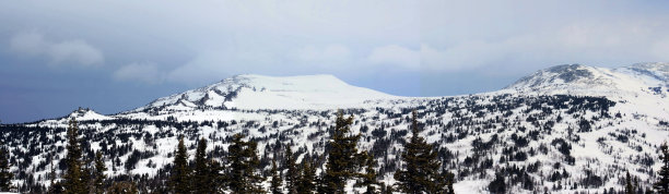 山脉上的景色图片下载