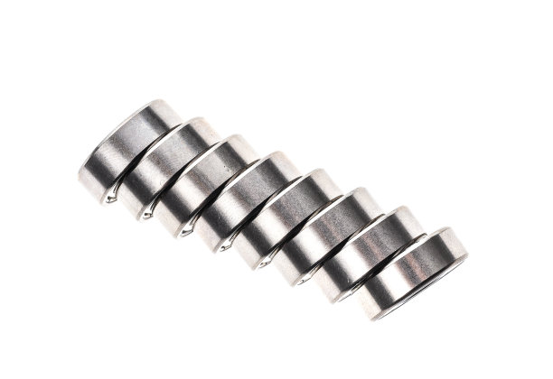 新的更换轮滑轴承隔离在白色背景。图片下载
