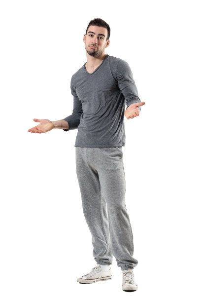 困惑的年轻健康的运动员耸耸肩看着相机图片下载