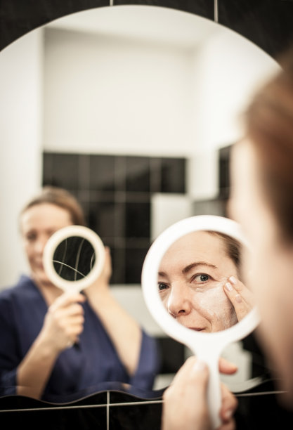 镜中的成熟女人图片下载