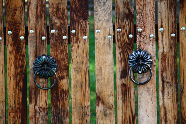 波斯尼亚和黑塞哥维那的铁门环的旧木栅栏图片下载