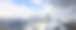 全景，多云天气下从山顶俯瞰。蓝雾中的山谷和积雪的山脉。图片下载