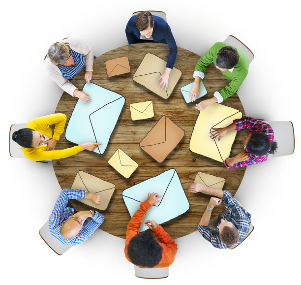 鸟瞰图的人和电子邮件概念图片下载