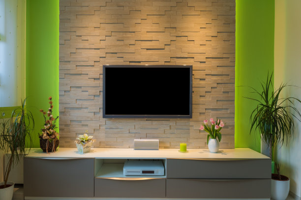现代客厅内部-电视安装在砖墙上，黑色屏幕和环境光图片下载
