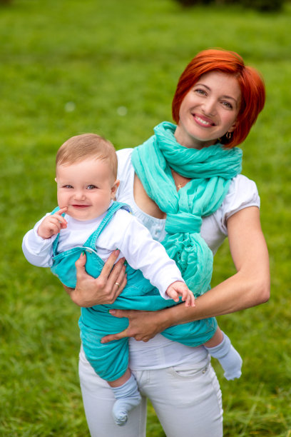 美丽的母亲和可爱的小男孩的肖像图片下载
