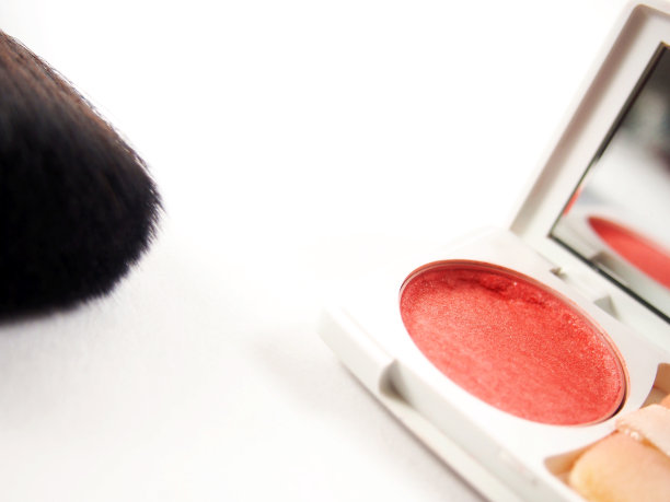 现代胭脂在微光腮红脸颊，橙色新鲜化妆图片下载