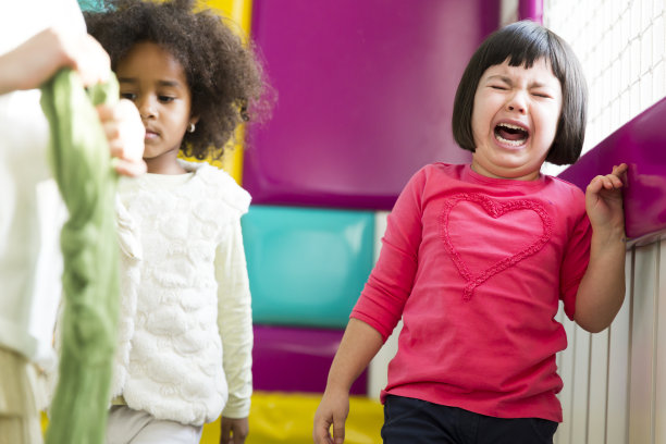 小女孩哭了图片下载