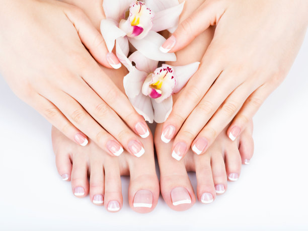 女性脚在水疗沙龙的足疗和美甲程序图片下载