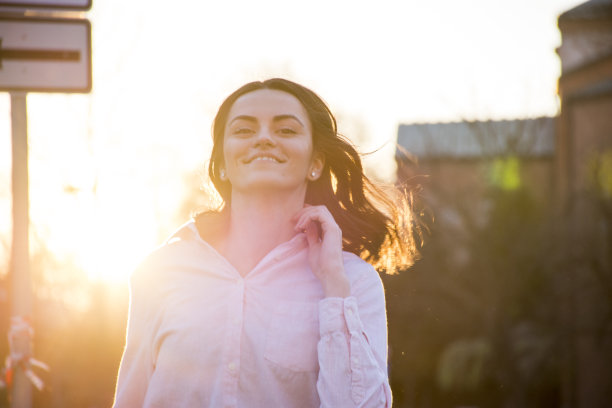 女人在城市图片下载