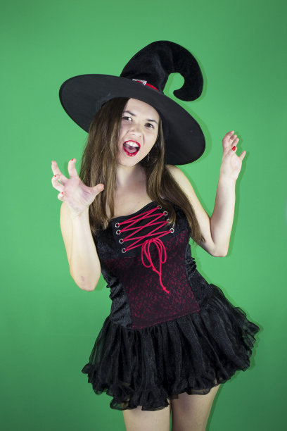 性感的模特在万圣节服装摆姿势，作为一个女巫图片下载