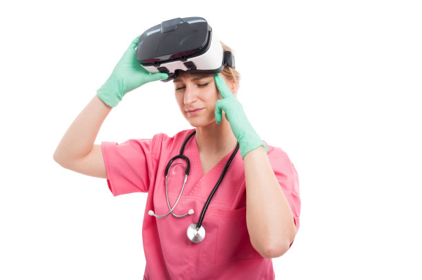 女护士戴vr护目镜后感到头痛图片下载