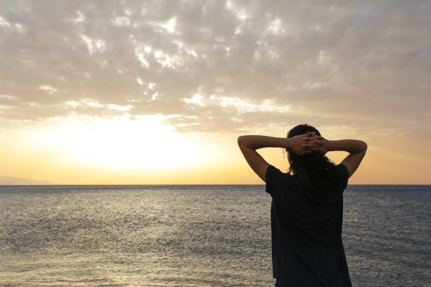 那个女人在夕阳下剪影图片下载