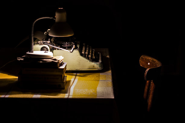 晚上灯光昏暗的老式打字机图片下载