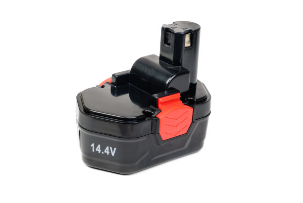 黑色螺丝刀电池隔离在白色背景图片下载