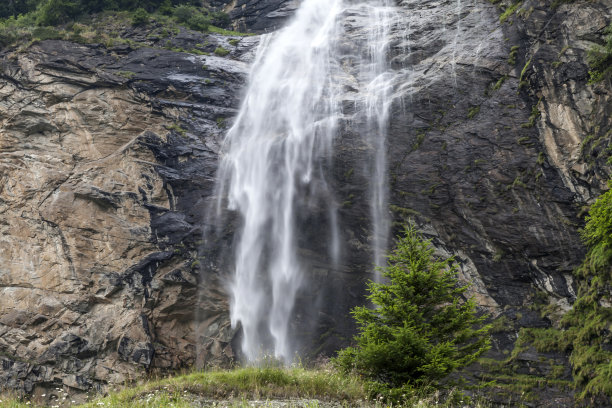 马尔塔河谷的瀑布图片下载