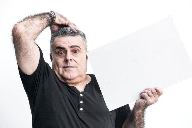 一个人在白色背景上用黑板做手势图片下载