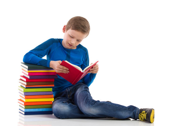 好奇的小学生在看书图片下载