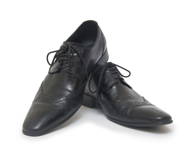 特写的优雅的男子鞋在白色的背景图片下载