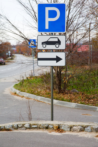 秋天路上的交通标志图片下载