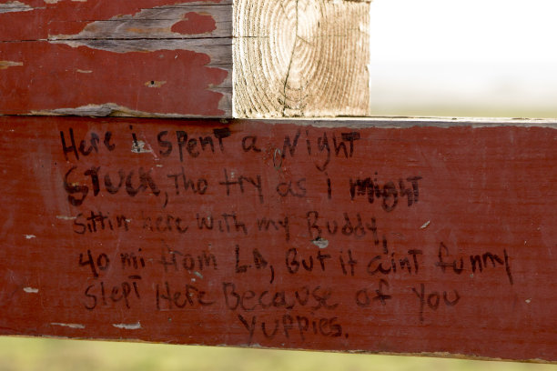 木栅栏上的涂鸦艺术图片下载