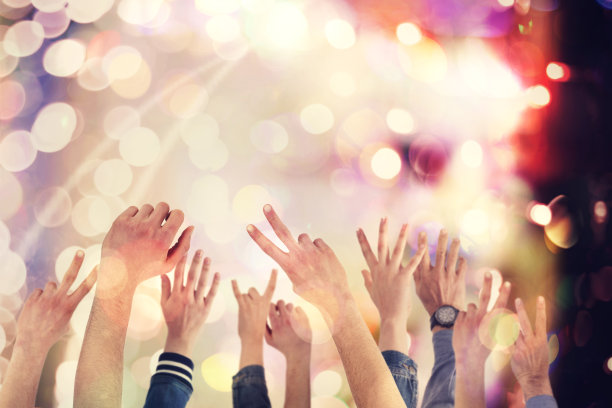 人们在音乐会上举起手来图片下载