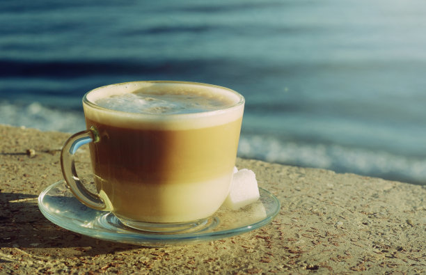 在海边喝杯咖啡图片下载