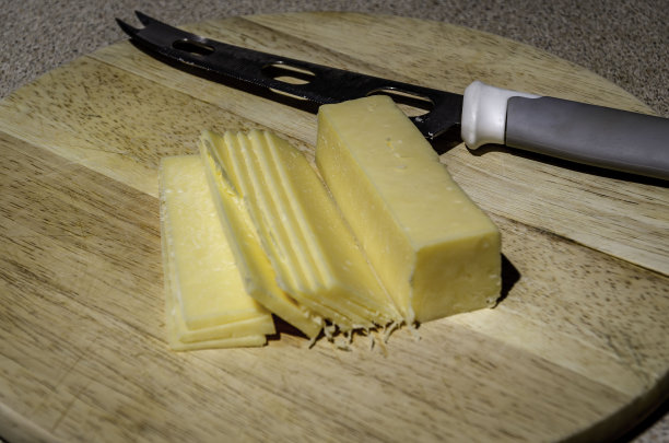 奶酪和刀在奶酪板上，彩色图像图片下载