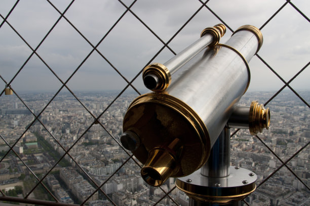 从埃菲尔铁塔上看巴黎的天际线图片下载