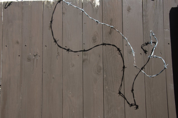 铁丝网的细节和它在木栅栏上的影子图片下载