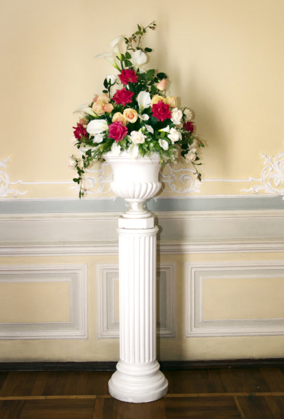 优雅的花束，点缀在宫殿里图片下载