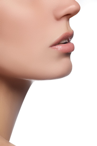 漂亮的粉红色嘴唇。口红。专业化妆图片下载