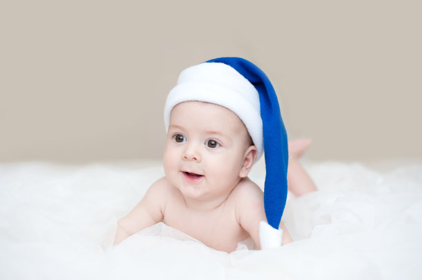 圣诞可爱的男孩/女孩在圣诞老人的帽子图片下载