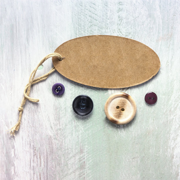 牛皮纸标签与麻线和复古按钮图片下载