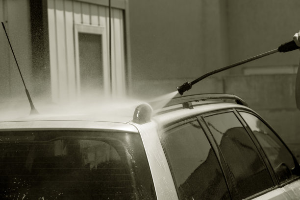 汽车维修工人正在清洗一辆豪华轿车图片下载