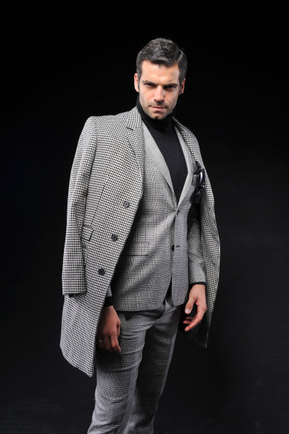 商人以黑色背景摆出晚礼服的姿势图片下载