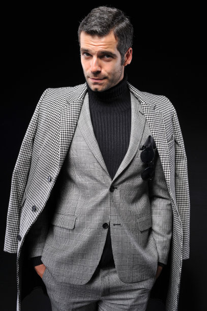 商人以黑色背景摆出晚礼服的姿势图片下载