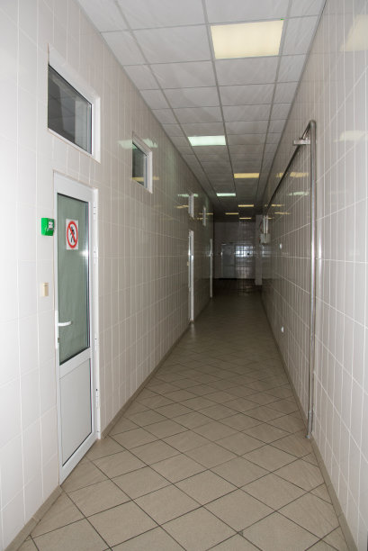 一个白色瓷砖的狭长走廊的抽象形象逐渐变暗图片下载