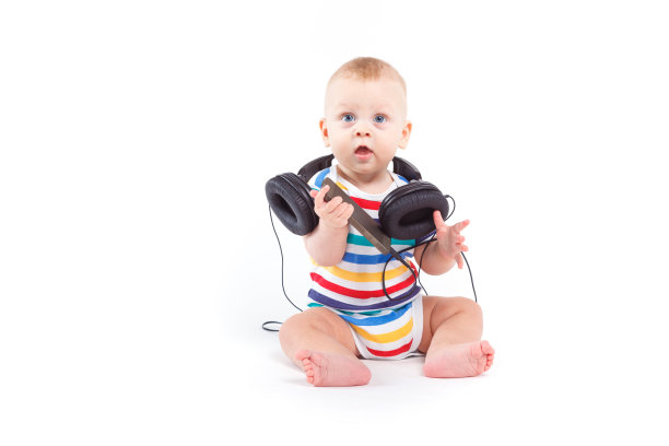 可爱的小男孩穿着五颜六色的衬衫，戴着耳机图片下载