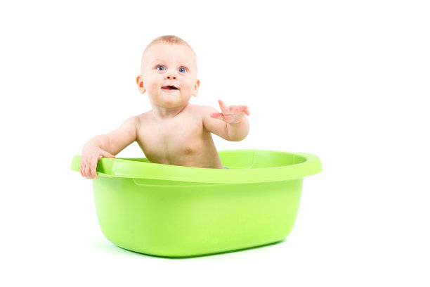 可爱快乐的小男孩在绿色的浴缸里图片下载